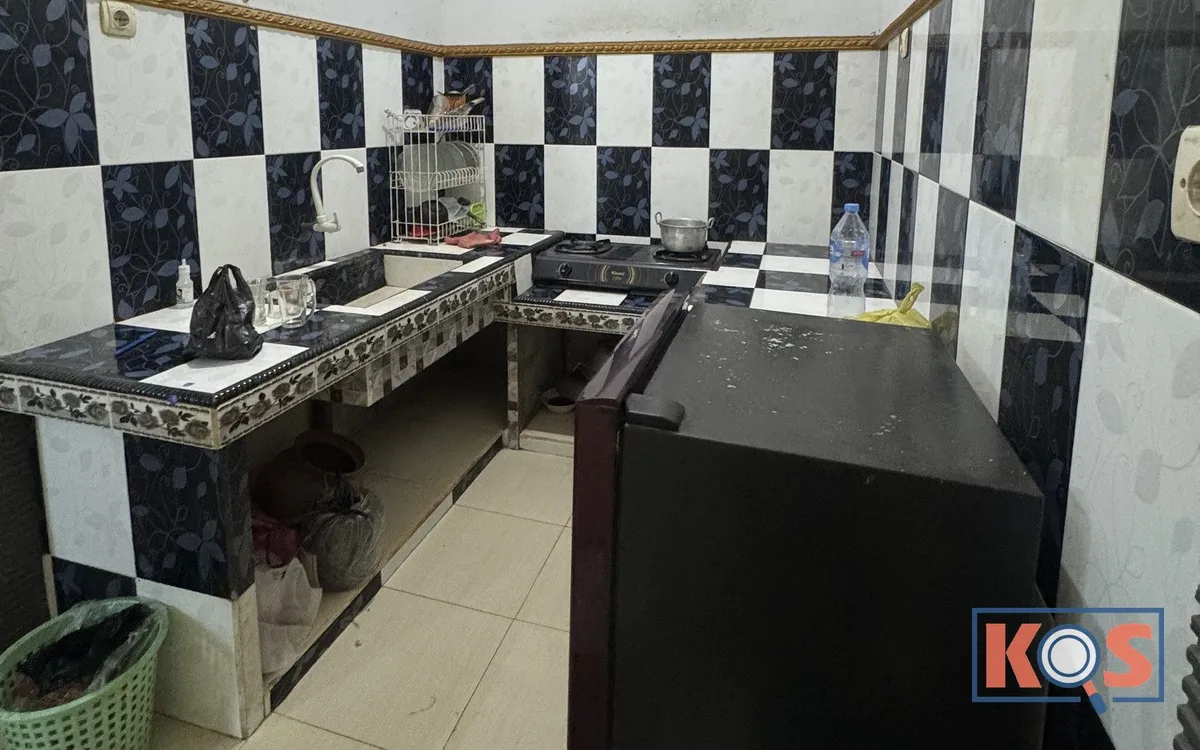 Dapur dengan keramik hitam putih, bak cuci, kompor, dan kulkas