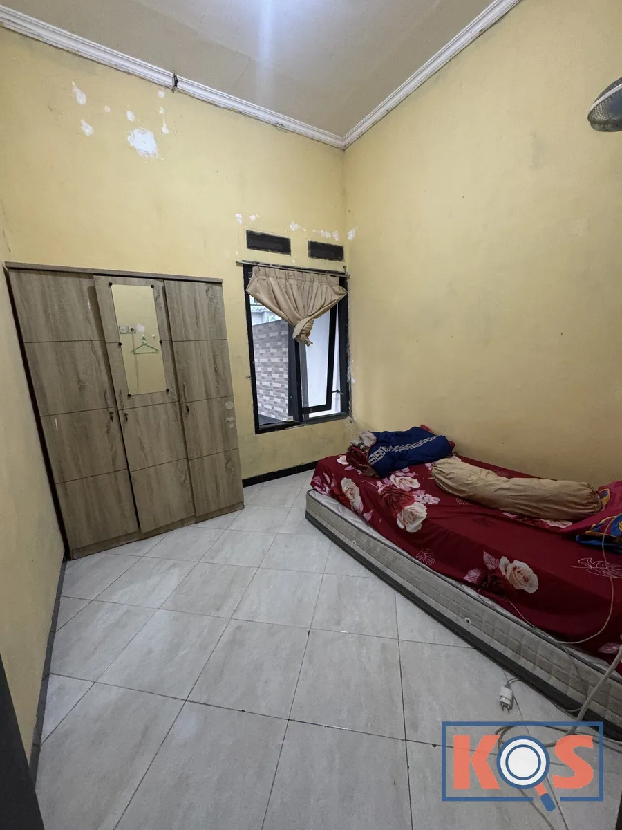 Kamar tidur dengan kasur dan lemari pakaian