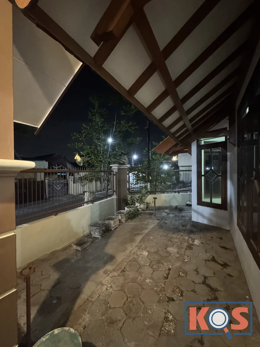 Teras rumah dengan atap kayu, difoto malam hari saat survei